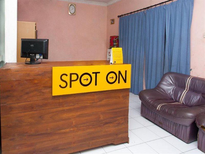 Spot On 2830 Azka Guest House Syariah Cilacap Zewnętrze zdjęcie